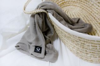 Nejjemnější deka na našem e-shopu! Celoroční deka z jemňoučkého mušelínu a hřejivého wellsoftu v barvě taupe je absolutní...